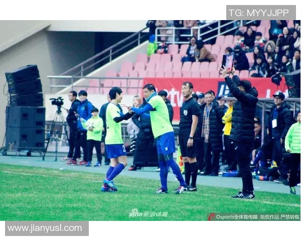 足球场上的歌声魅力足球明星们的动人歌喉与精彩瞬间 足球场上的歌声魅力足球明星们的动人歌喉与精彩瞬间